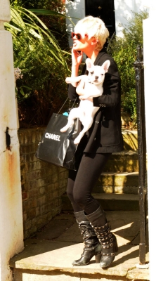 Sarah_Harding_leaving_her_home_010409_282029.jpg