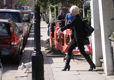 Sarah_Harding_leaving_her_home_010409_28429.jpg