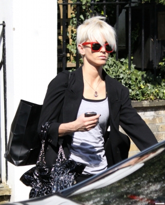 Sarah_Harding_leaving_her_home_010409_28629.jpg