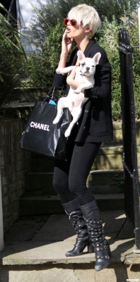 Sarah_Harding_leaving_her_home_010409_28829.jpg