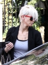 Sarah_Harding_leaving_her_home_010409_28729.jpg