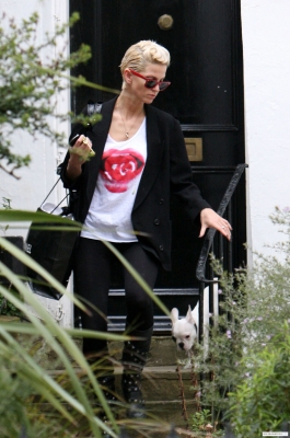 Sarah_Harding_leaving_her_home_020409_281029.jpg