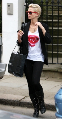 Sarah_Harding_leaving_her_home_020409_281129.jpg