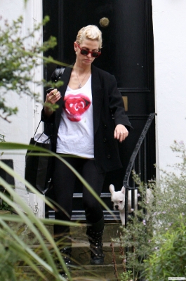 Sarah_Harding_leaving_her_home_020409_281229.jpg