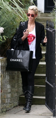 Sarah_Harding_leaving_her_home_020409_28129.jpg