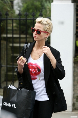 Sarah_Harding_leaving_her_home_020409_281329.jpg