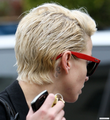 Sarah_Harding_leaving_her_home_020409_281429.jpg