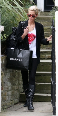 Sarah_Harding_leaving_her_home_020409_281529.jpg