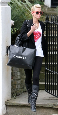 Sarah_Harding_leaving_her_home_020409_281629.jpg