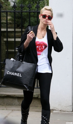 Sarah_Harding_leaving_her_home_020409_281729.jpg