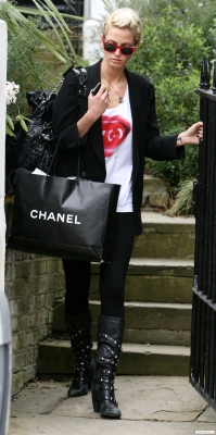 Sarah_Harding_leaving_her_home_020409_282329.jpg