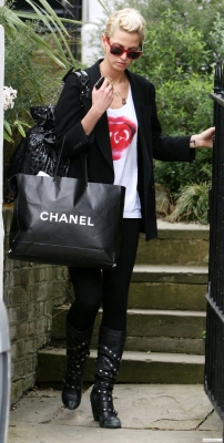 Sarah_Harding_leaving_her_home_020409_28829.jpg