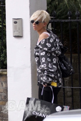 Sarah_Harding_leaving_her_home_270309_28329.jpg