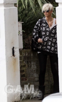 Sarah_Harding_leaving_her_home_270309_28629.jpg