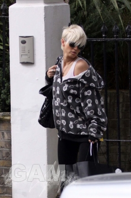 Sarah_Harding_leaving_her_home_270309_28829.jpg
