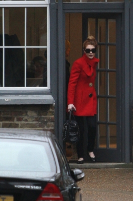 Sarah_and_Nicola_at_their_management_offices_28_02_11_28129.jpg