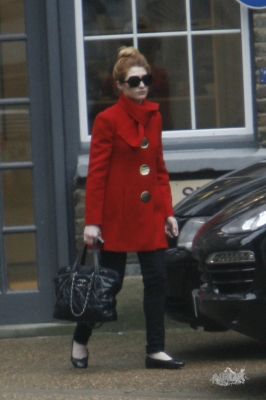 Sarah_and_Nicola_at_their_management_offices_28_02_11_281529.jpg