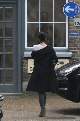 Sarah_and_Nicola_at_their_management_offices_28_02_11_28429.jpg