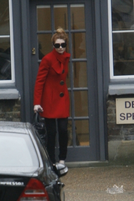 Sarah_and_Nicola_at_their_management_offices_28_02_11_28929.jpg