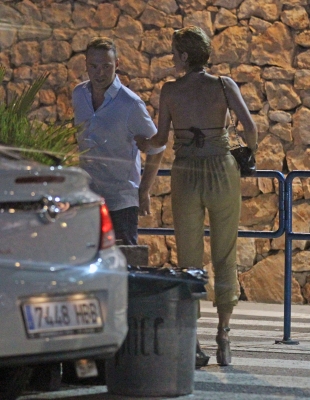 Sarah_and_Tom_out_in_Ibiza_at_4am_14_07_11_281529.jpg