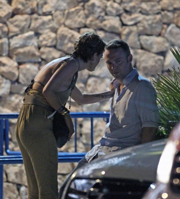 Sarah_and_Tom_out_in_Ibiza_at_4am_14_07_11_281829.jpg