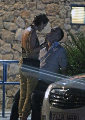 Sarah_and_Tom_out_in_Ibiza_at_4am_14_07_11_282929.jpg