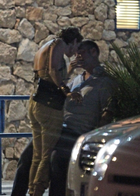 Sarah_and_Tom_out_in_Ibiza_at_4am_14_07_11_283029.jpg