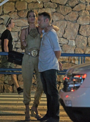 Sarah_and_Tom_out_in_Ibiza_at_4am_14_07_11_28729.jpg