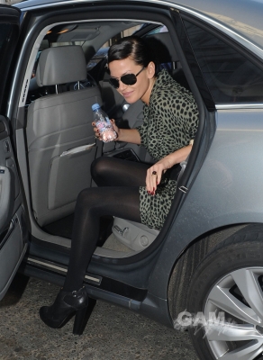 Sarah_arriving_at_a_hotel_for_her_engagement_party_07_03_11_281429.jpg