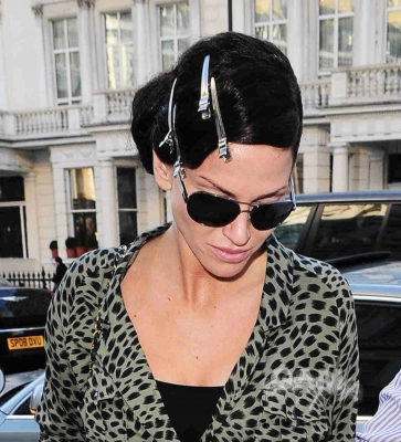 Sarah_arriving_at_a_hotel_for_her_engagement_party_07_03_11_281729.jpg