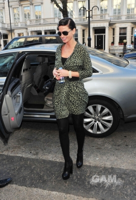 Sarah_arriving_at_a_hotel_for_her_engagement_party_07_03_11_282129.jpg