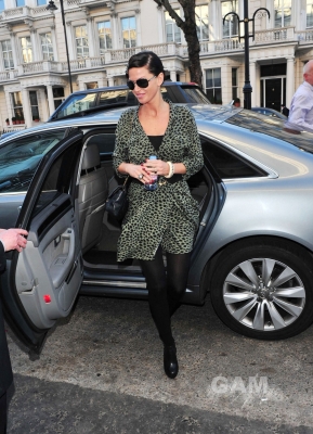Sarah_arriving_at_a_hotel_for_her_engagement_party_07_03_11_282629.jpg