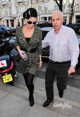 Sarah_arriving_at_a_hotel_for_her_engagement_party_07_03_11_283129.jpg