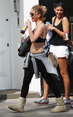 Sarah_Harding_arriving_home_after_Yoga_30_03_12_28129.jpg