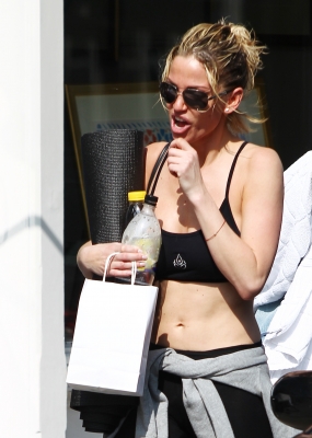 Sarah_Harding_arriving_home_after_Yoga_30_03_12_28829.jpg
