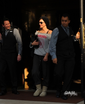 Sarah_Harding_leaving_her_hotel_08_03_11_281029.jpg