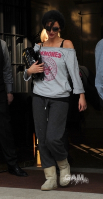 Sarah_Harding_leaving_her_hotel_08_03_11_281129.jpg
