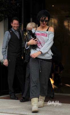 Sarah_Harding_leaving_her_hotel_08_03_11_281229.jpg