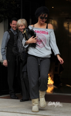 Sarah_Harding_leaving_her_hotel_08_03_11_281329.jpg