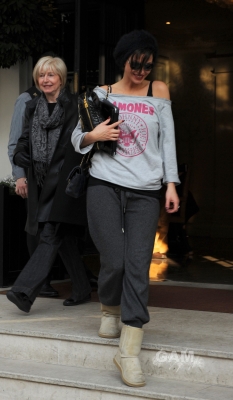 Sarah_Harding_leaving_her_hotel_08_03_11_281429.jpg