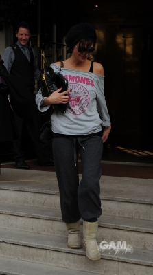 Sarah_Harding_leaving_her_hotel_08_03_11_281529.jpg