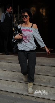 Sarah_Harding_leaving_her_hotel_08_03_11_281629.jpg