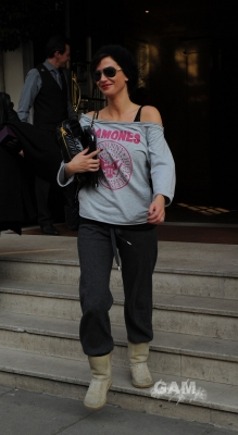 Sarah_Harding_leaving_her_hotel_08_03_11_281729.jpg