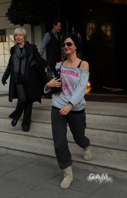 Sarah_Harding_leaving_her_hotel_08_03_11_281829.jpg