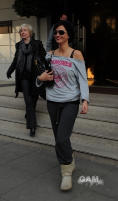 Sarah_Harding_leaving_her_hotel_08_03_11_281929.jpg