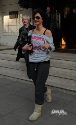 Sarah_Harding_leaving_her_hotel_08_03_11_282029.jpg