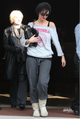 Sarah_Harding_leaving_her_hotel_08_03_11_28229.jpg