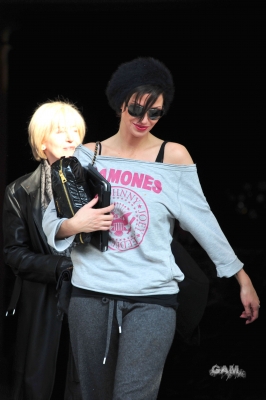 Sarah_Harding_leaving_her_hotel_08_03_11_282829.jpg