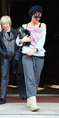 Sarah_Harding_leaving_her_hotel_08_03_11_282929.jpg
