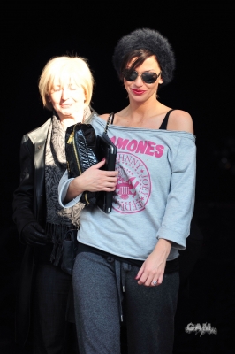 Sarah_Harding_leaving_her_hotel_08_03_11_283329.jpg